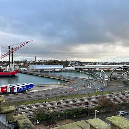 Lower Harbour Watch Хоулихед Екстериор снимка