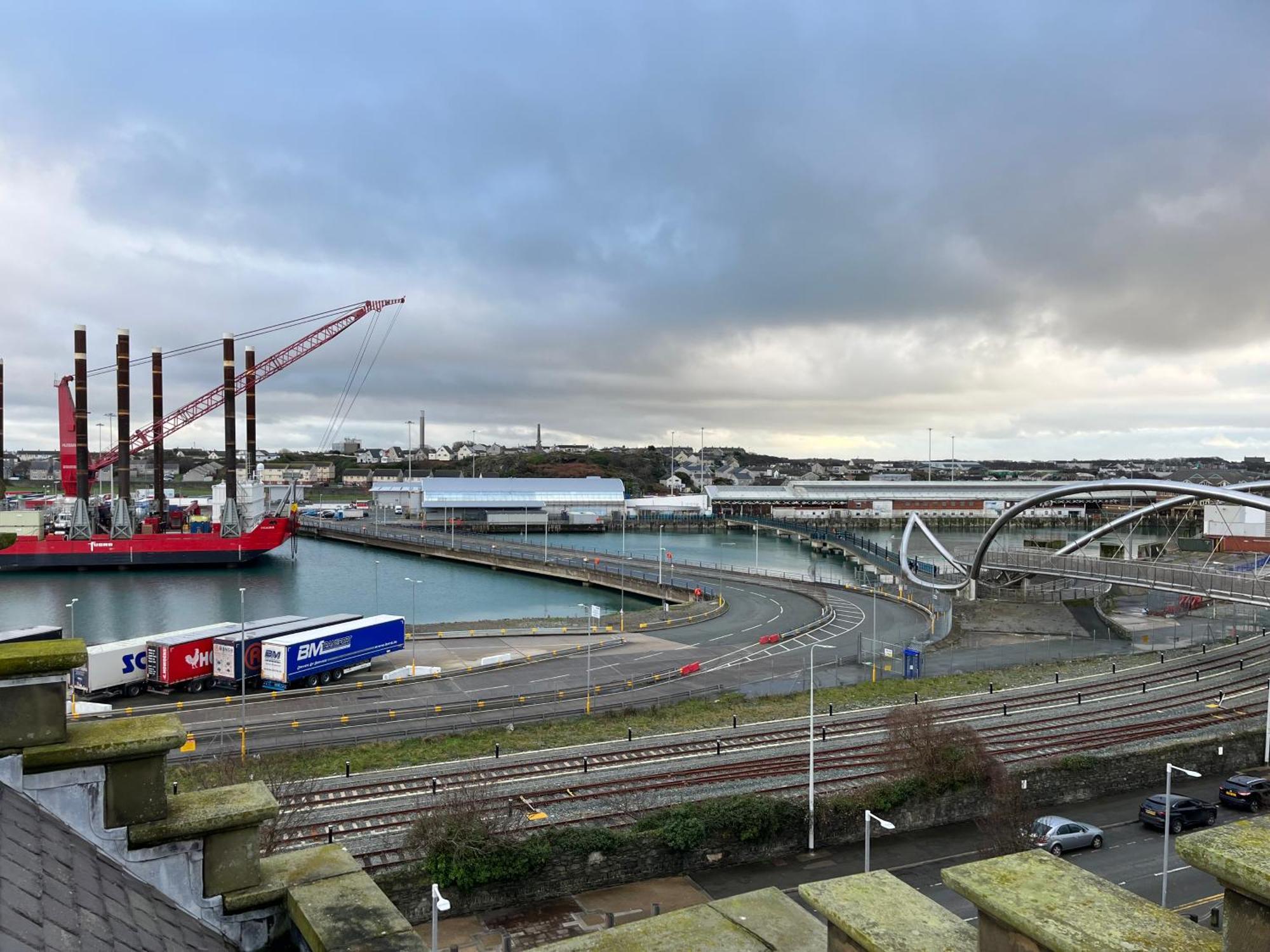 Lower Harbour Watch Хоулихед Екстериор снимка